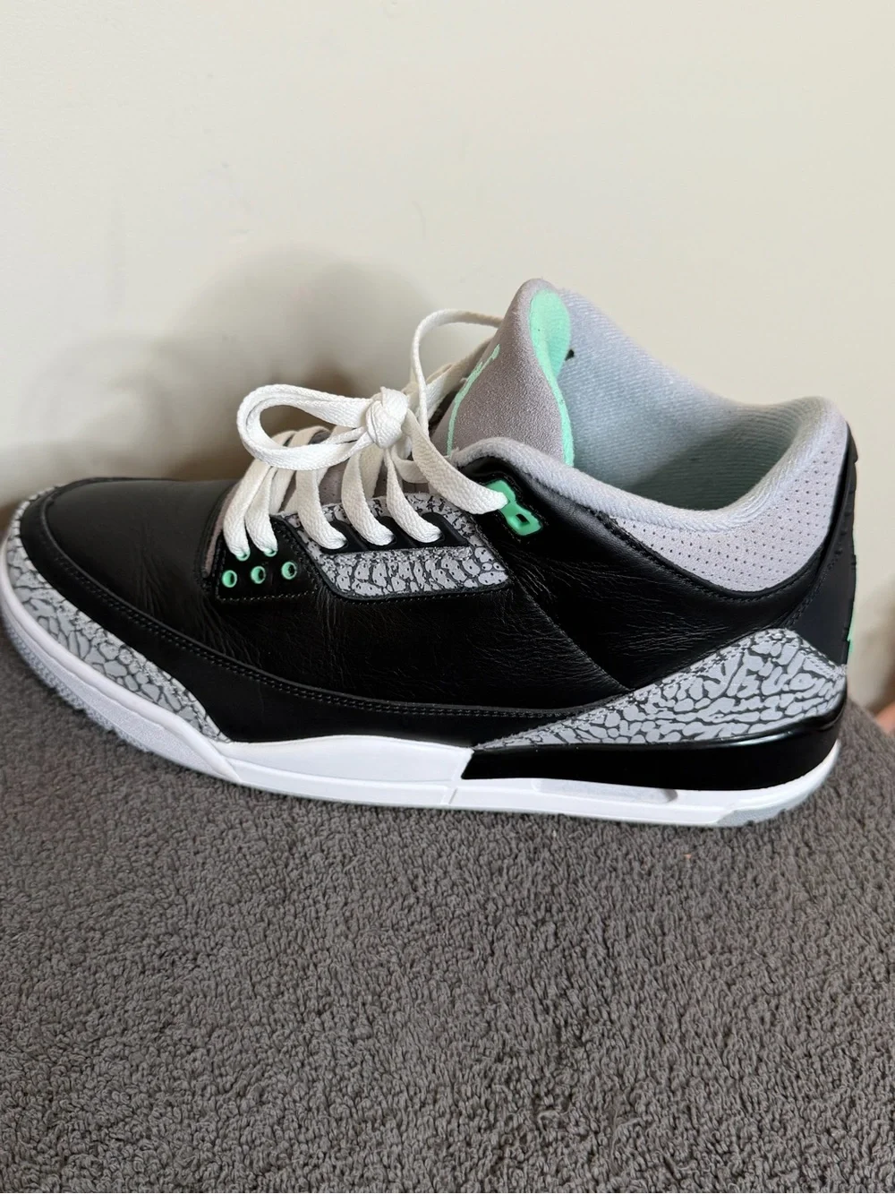 Air Jordan 3 Retro Green Glow Black Wolf Grey Men’s size 11
